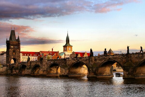 Gotische Architektur und Brücke