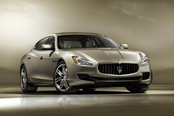 Maserati gris sobre fondo dorado