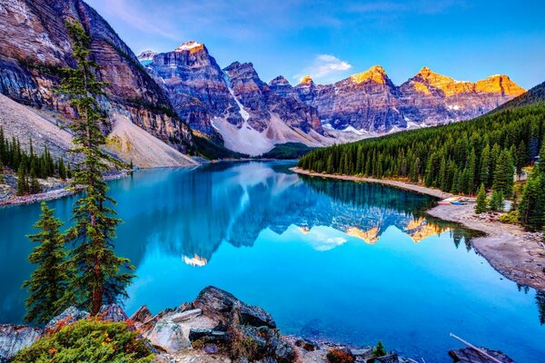 Hermoso paisaje con un lago azul y el amanecer detrás de las montañas