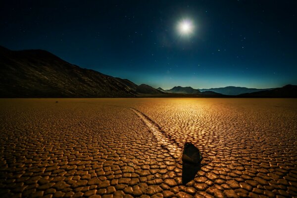 Superficie de piedra contra el cielo nocturno