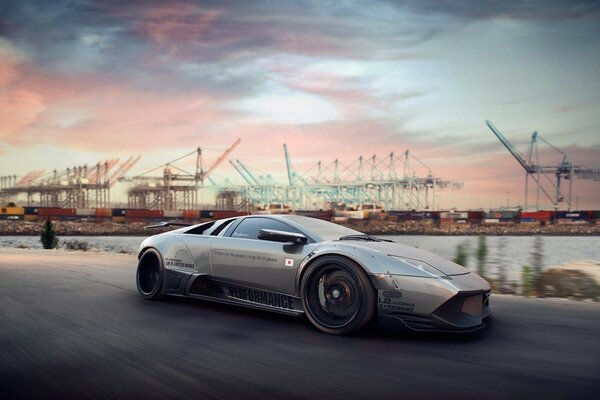 Moteur rugissant et vitesse. Flying Lamborghini