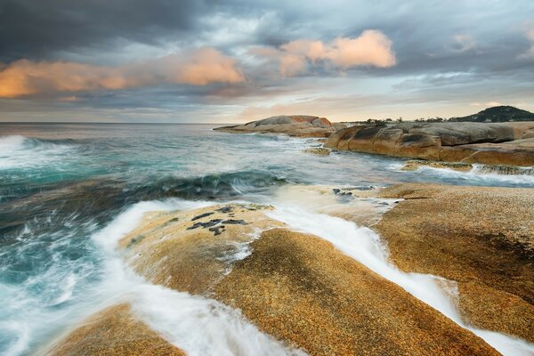 Olas del mar antes de que comience la tormenta