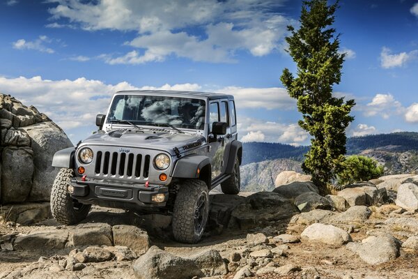 Dağlardaki taşların arasında bir jeep var