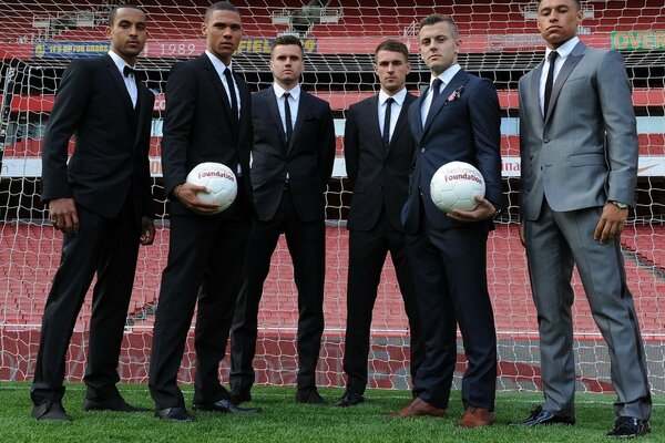 Jogadores de futebol em trajes no estádio