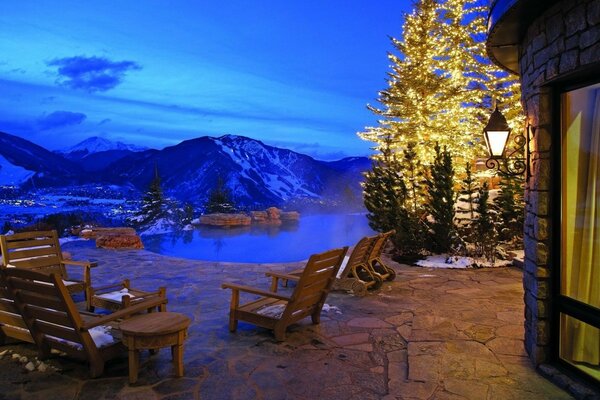 Image d une véranda avec des tables avec vue sur la montagne