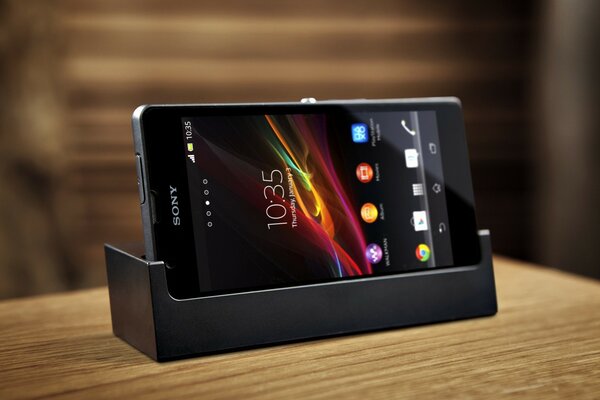 Sony-Smartphone mit eingeschaltetem Bildschirm