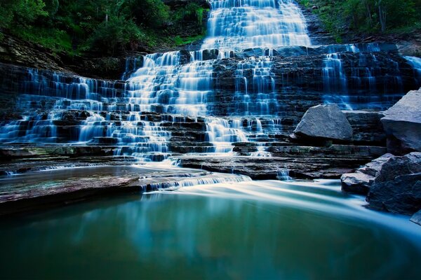 Der reinste Wasserfall in den Bergen