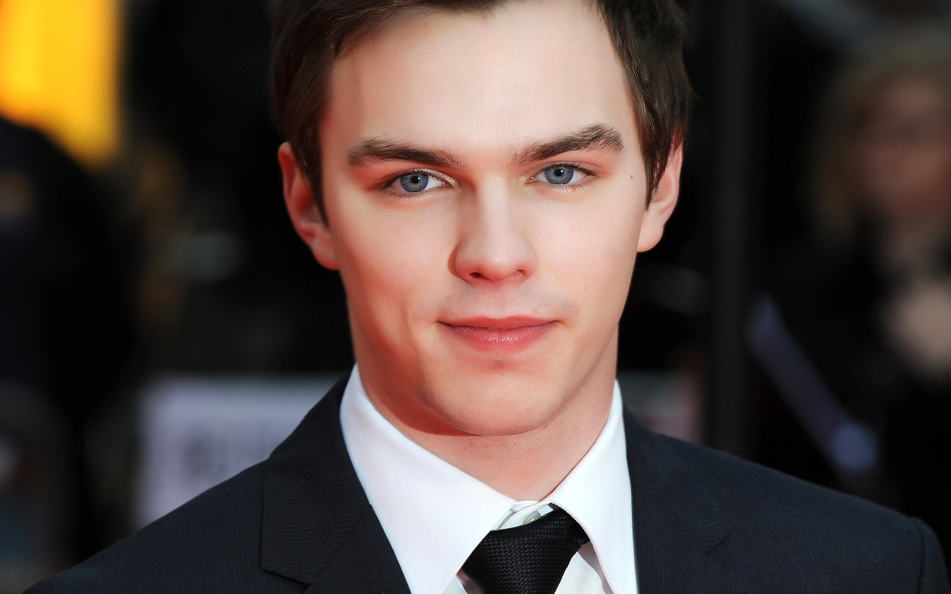 uomini ritratto affari indossare uomo adulto tappeto rosso festival nicholas hoult