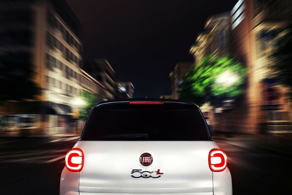 Fiat branco circulando rapidamente pela cidade