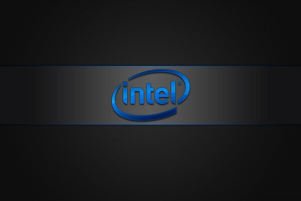 Napis Intel niebieskimi literami na ciemnym tle