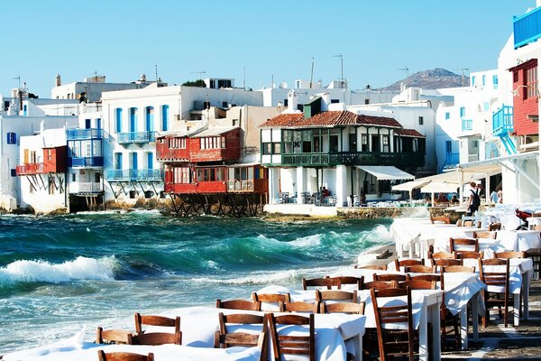 Ein Café am Meer in Griechenland