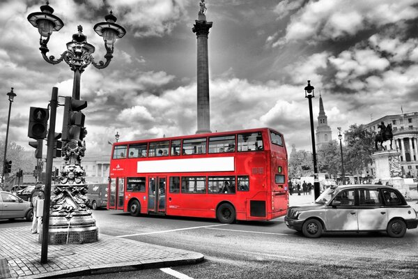 Bus rouge sur fond noir et blanc