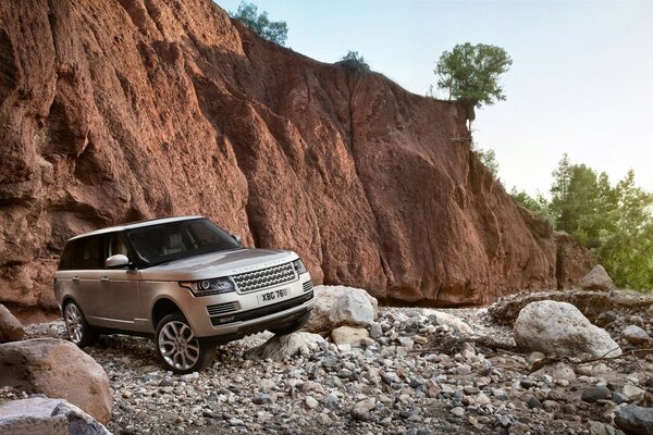 Voyager sur un range rover dans des endroits rocheux