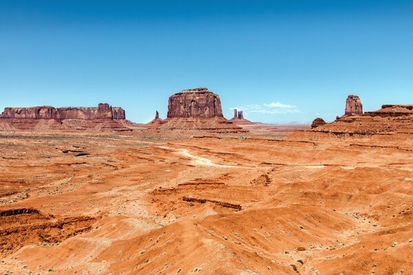 Paisagem do deserto e da cidade abandonada