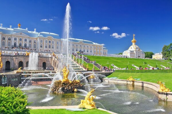 Der Palast in St. Petersburg mit einem Springbrunnen im Sommer