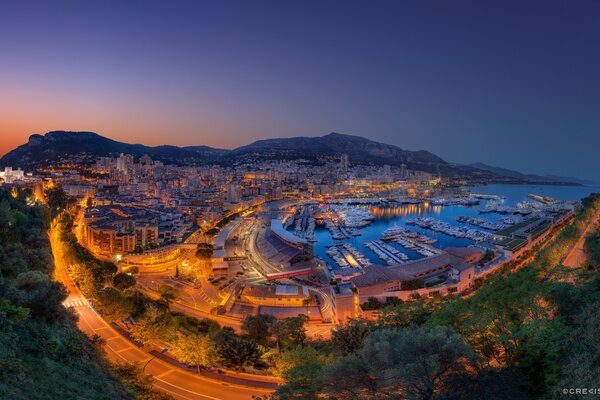 Città serale costiera illuminata da lanterne