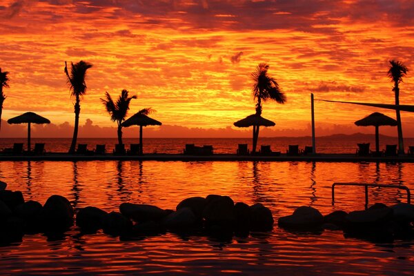 Roter Sonnenuntergang im Badeort