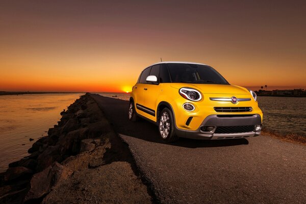 Voiture sur fond de coucher de soleil jaune