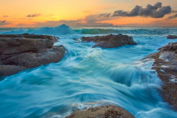 Fluxo azul bonito através dos pedregulhos