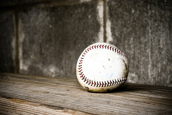 Balle de baseball sur un plancher en bois