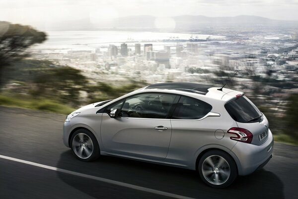 Carro Peugeot no fundo da cidade e do mar