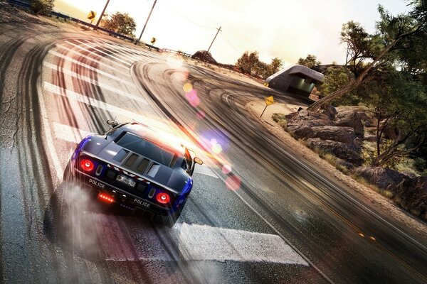 Ein schwarzes Auto auf der Need for Speed-Strecke