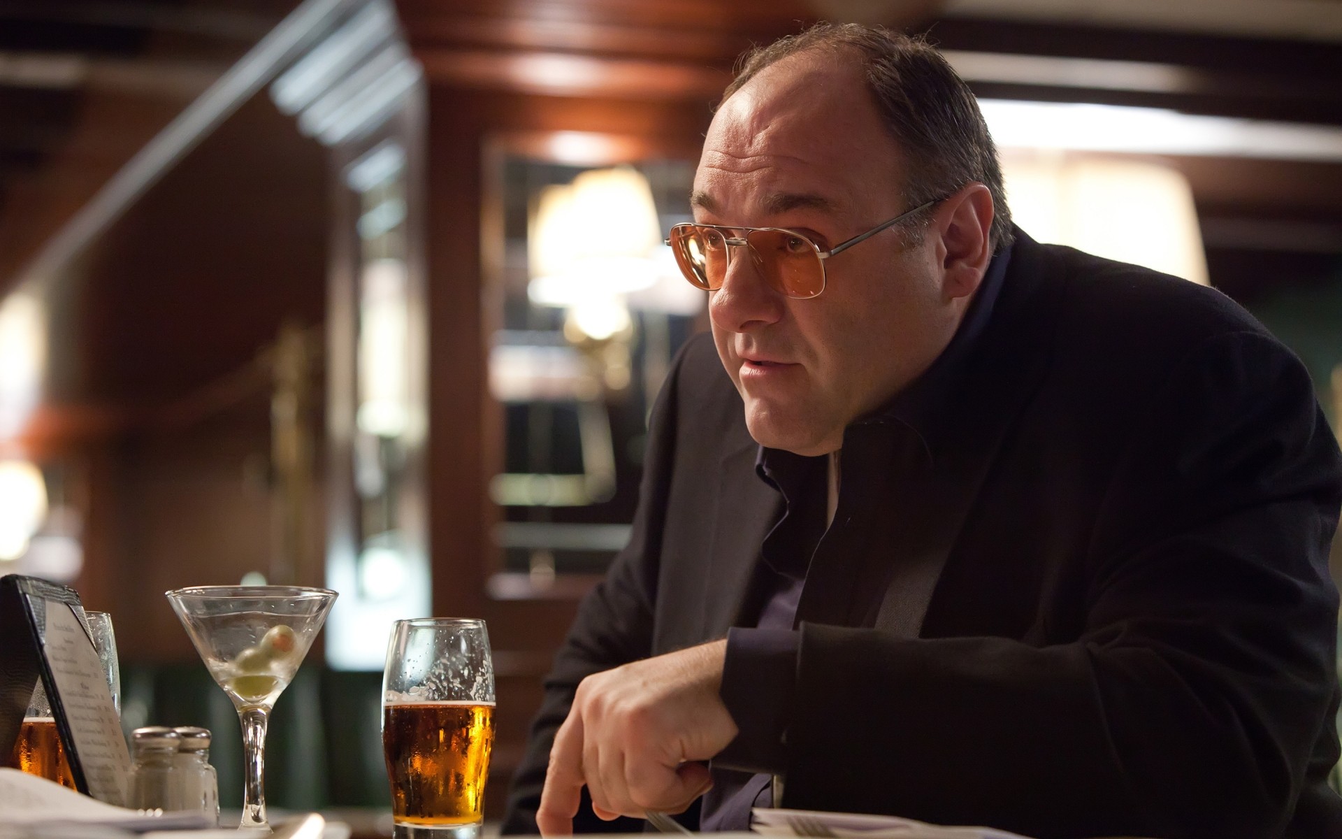 homens homem dentro de casa adulto restaurante solteiro bar móveis cerveja beber sentar retrato o negócio mesa james gandolfini