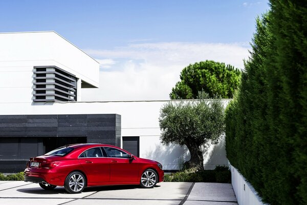 Roter Mercedes ohne Haus im Euro-Stil