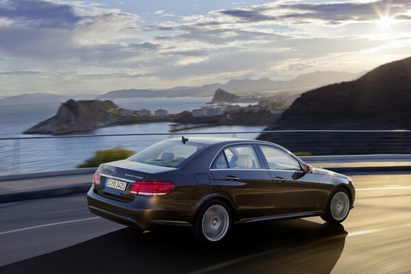 Mercedes Benz monta a lo largo de las montañas y el agua