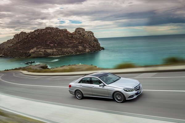 Paysage marin. Mercedes en course