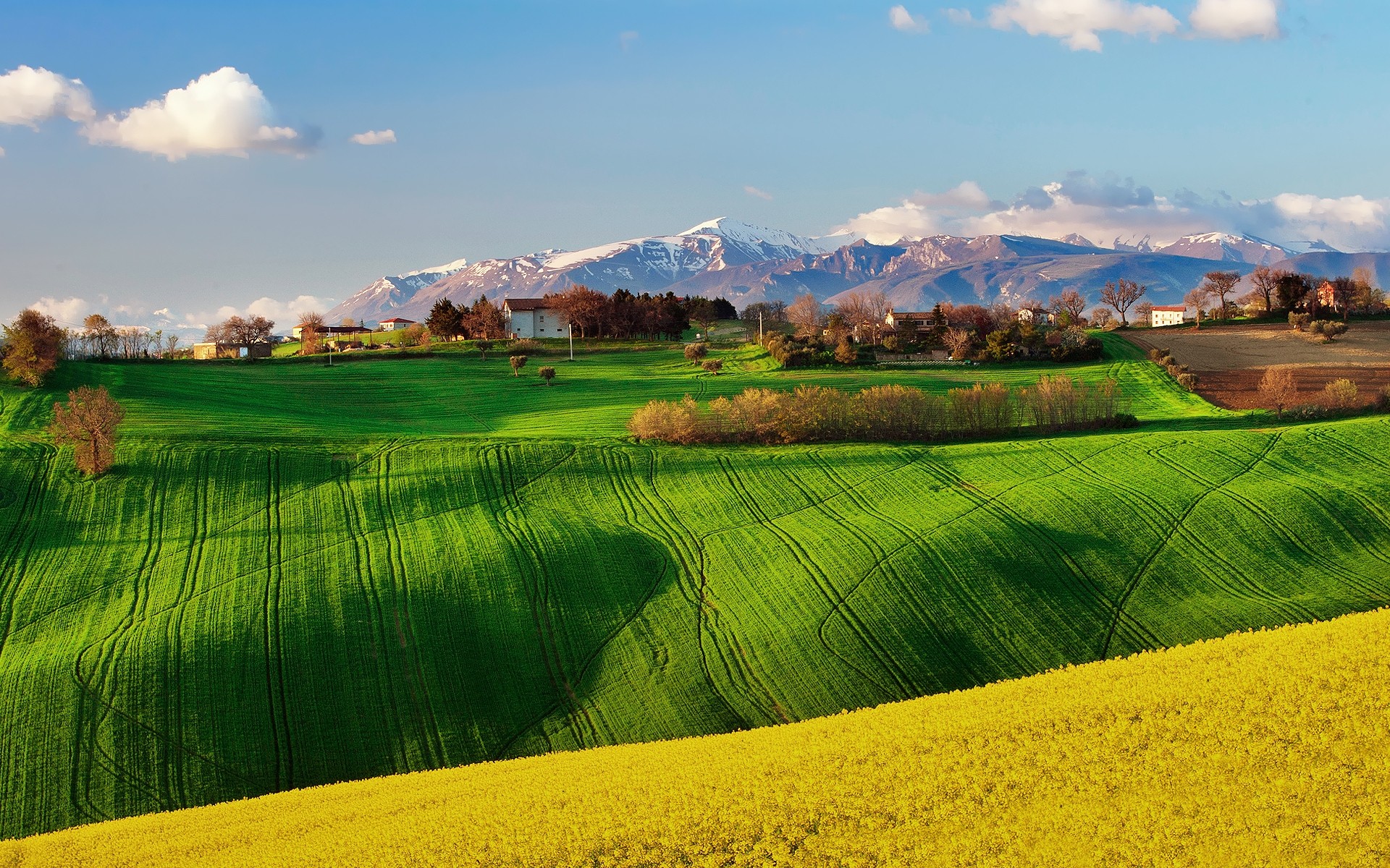 paisagens paisagem campo natureza céu rural país agricultura fazenda grama campo verão árvore feno espetáculo paisagens solo nuvem bela colina cênica montanhas céu azul