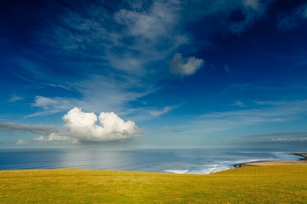 La extraña forma de la nube sobre el mar azul