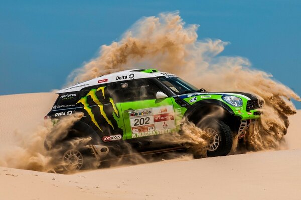 Corrida de carros esportivos no deserto