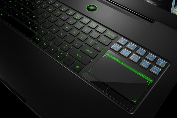 带绿色背光的电脑键盘