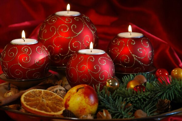 Candele di Natale rosse e frutta