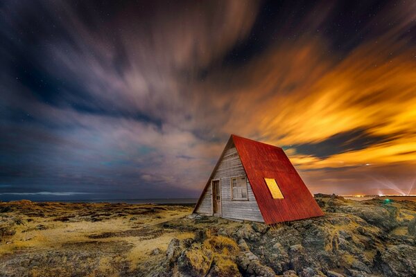 Uma cabana solitária longe da civilização, onde é legal conhecer o amanhecer