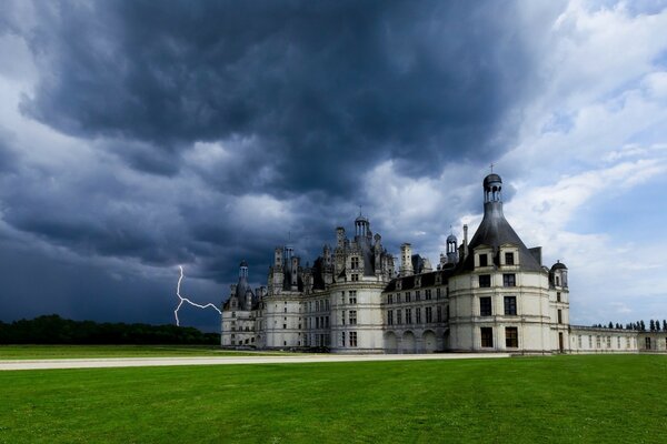 Schloss der alten Architektur vor dem Hintergrund eines Gewitters in Frankreich