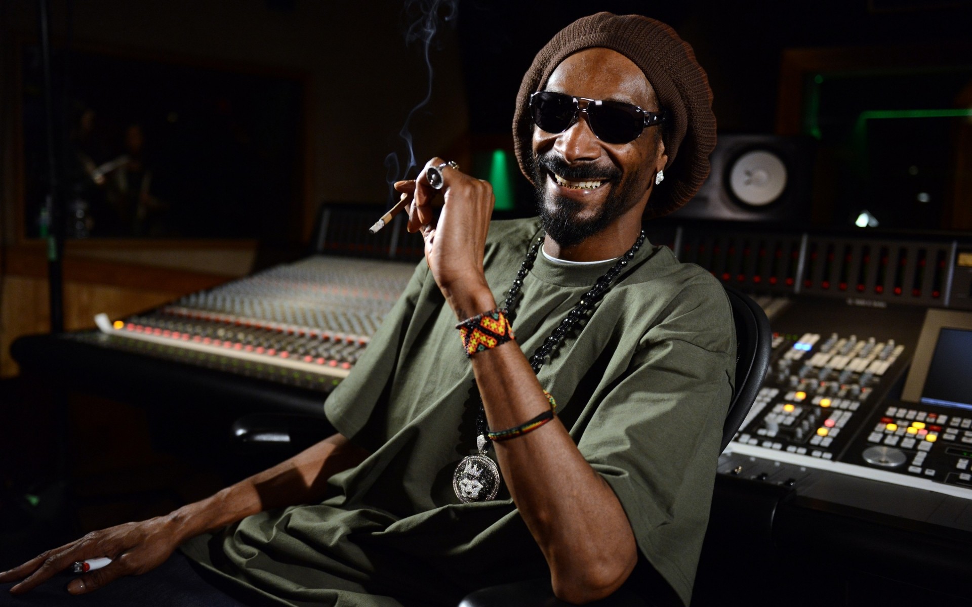 müzisyenler müzik müzisyen rap bir performans enstrüman konser şarkıcı yetişkin adam portre piyano festival fonograf kaydı giyim mikrofon caz snoop dogg