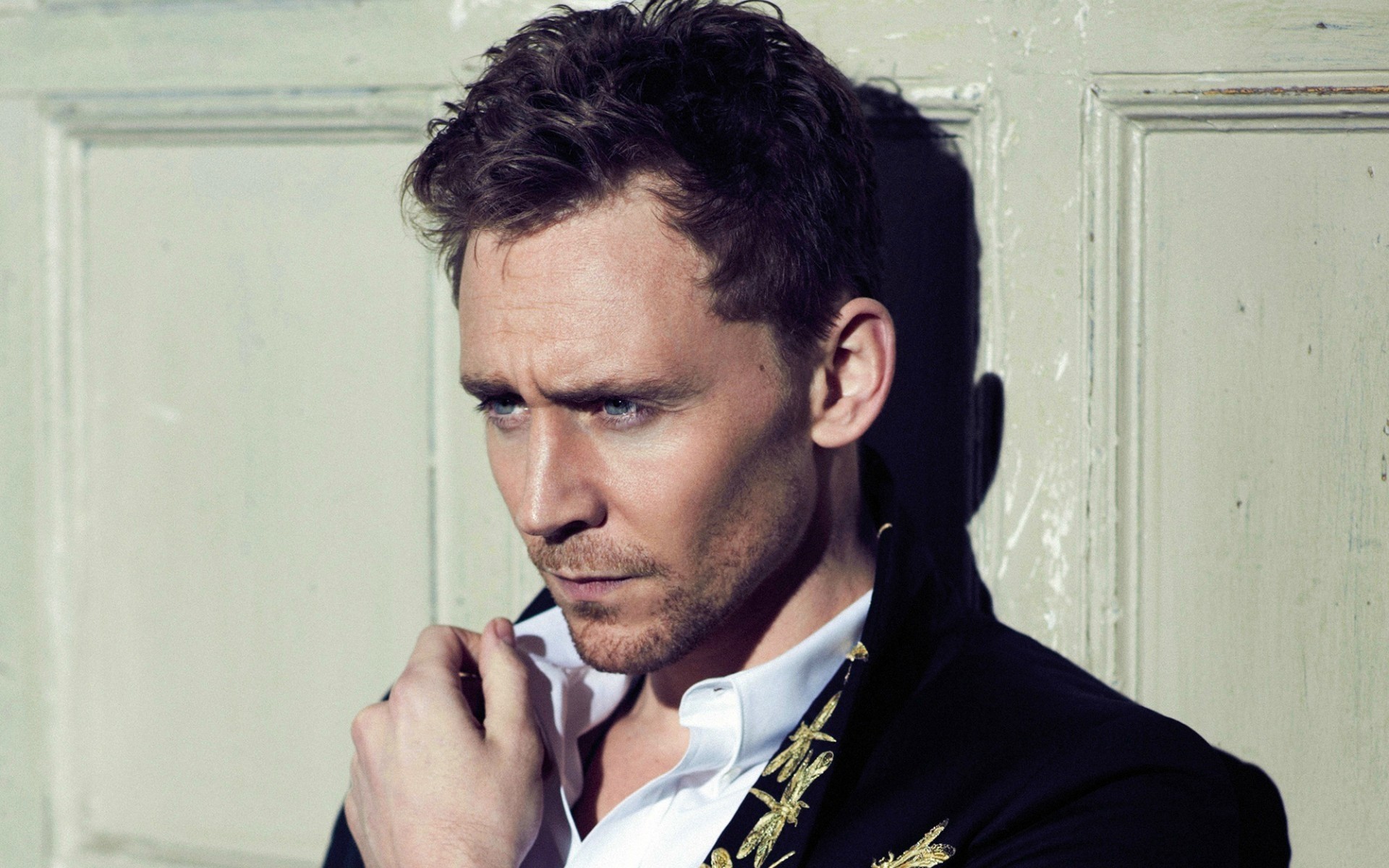 men portrait one adult man wear facial expression music telephone outfit tom hiddleston actors