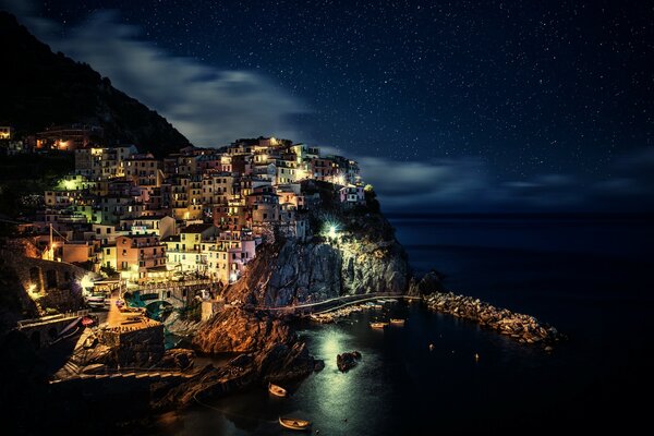 Ciudad nocturna en el paisaje