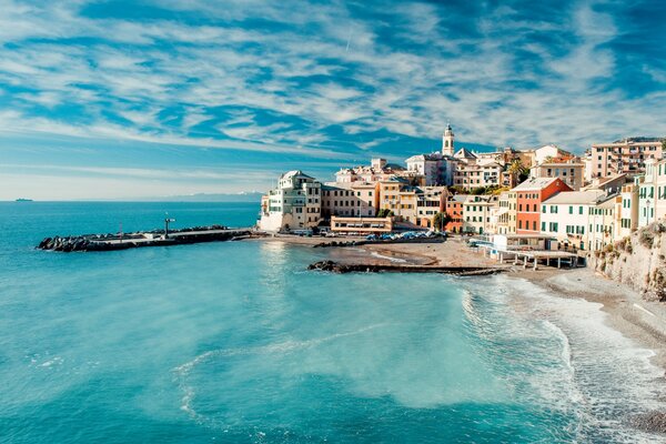 Italien der Meereseintritt wäscht die Stadt auf der Insel