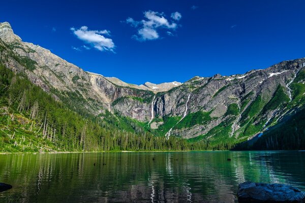 USA, See in den Bergen, blauer Himmel