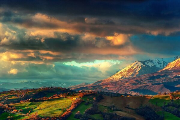 Puesta de sol en las montañas italianas