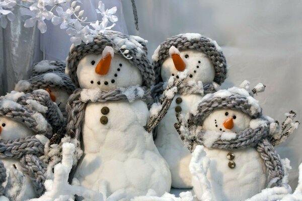 Famiglia di pupazzi di neve al servizio fotografico