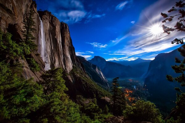 Une série de montagnes avec une cascade dans la journée