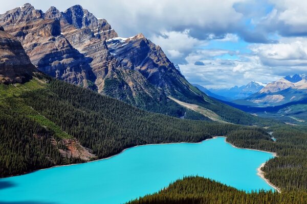 Lac bleu couché au pied de la montagne