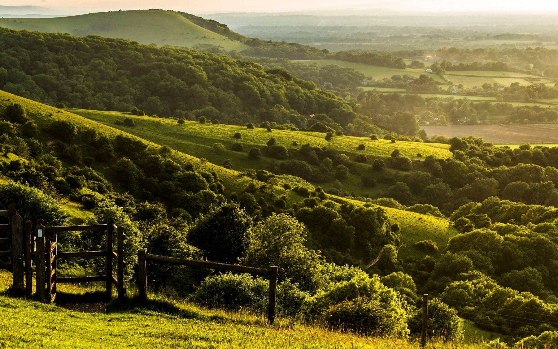 landschaft landschaft bebautes land landwirtschaft hügel feld bauernhof landschaft natur baum im freien landschaftlich landschaftlich himmel zypresse land reisen pastoral weinberg tal hügel wald