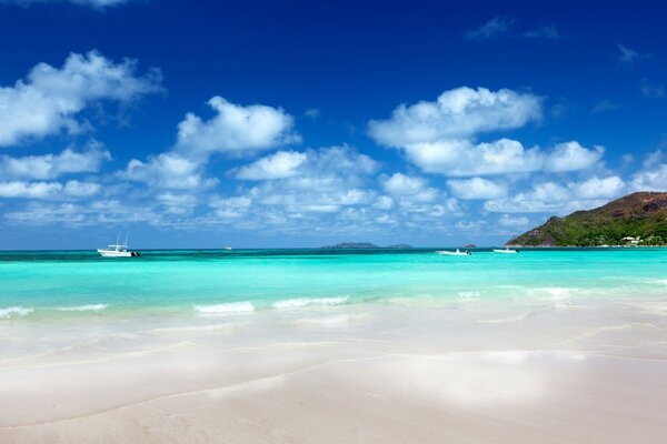 Tropische Strandlandschaft am Meer