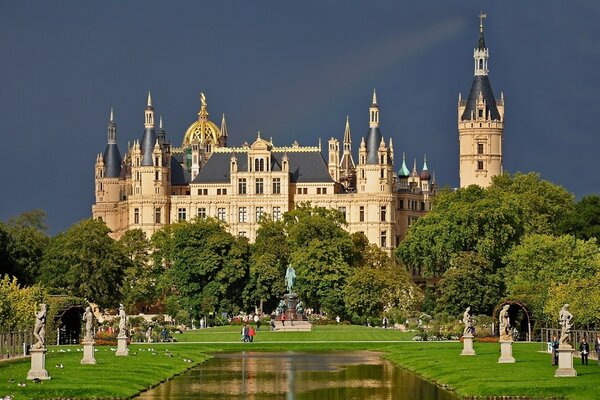 Architettura germanica con alberi