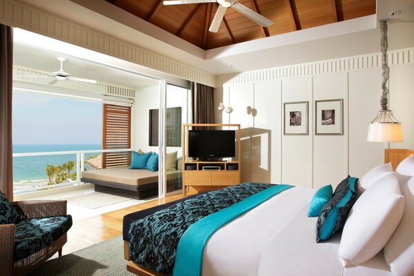 Hotel with sports-style furniture with sea view